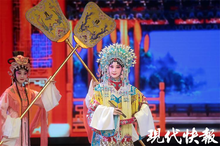 艺术越是深入群众，越需要归还于群众